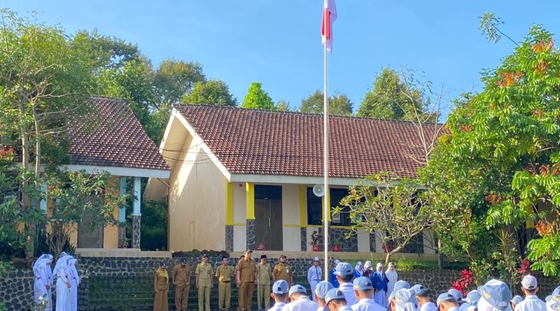 Peringati Hari Pendidikan Nasional,SMAN 1 Lumbang Galakkan Gerakan Indonesia ASRI
